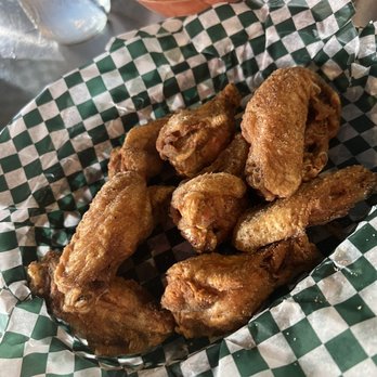St. Catharines ON The Manhattan Bar & Grill Best Chicken Wings In Niagara!